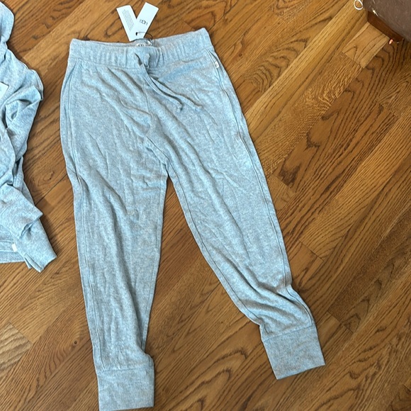 NWT Ugg set in light gray. - Picture 6 of 8